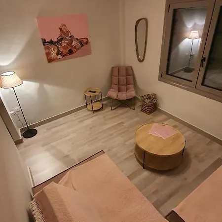 Larry'S Little Place In The Center Of Gytheio Exterior photo